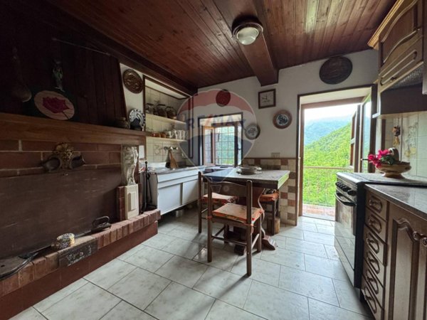 casa indipendente in vendita a Pescaglia