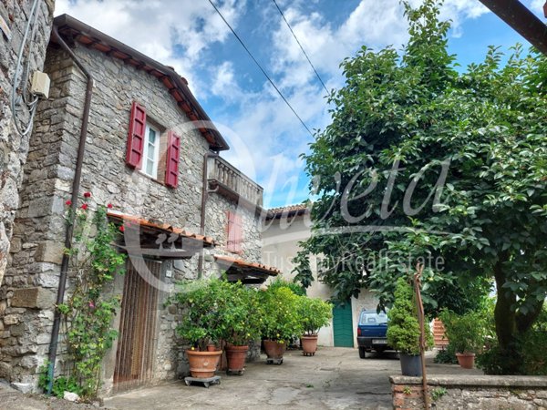 casa indipendente in vendita a Pescaglia in zona Gello