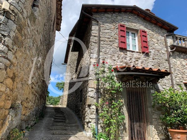casa indipendente in vendita a Pescaglia in zona Gello