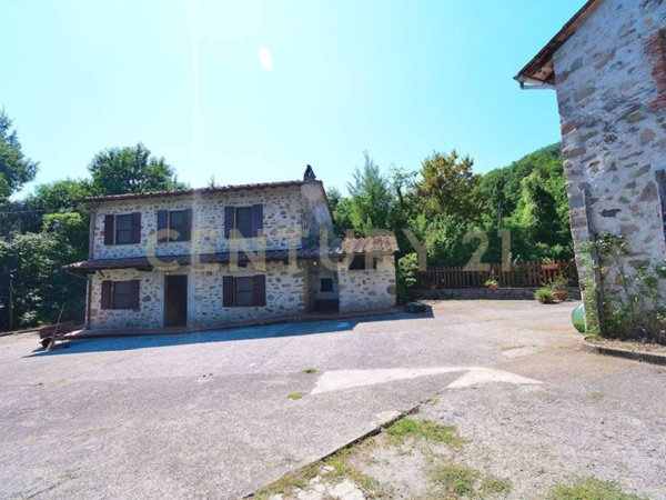 casa indipendente in vendita a Pescaglia in zona Colognora