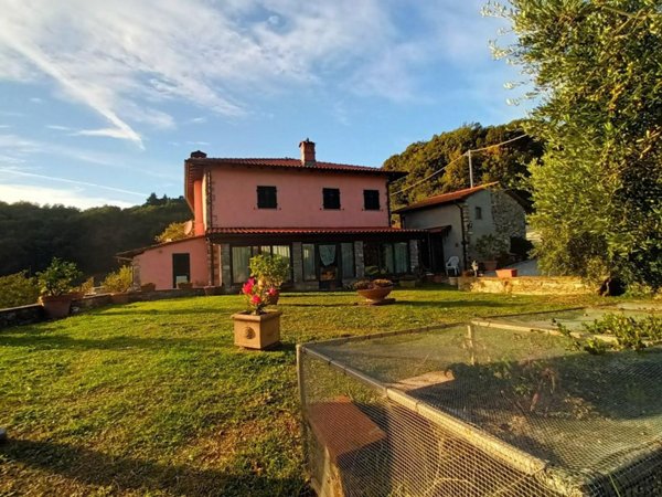 casa indipendente in vendita a Pescaglia in zona Monsagrati