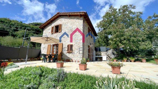 casa indipendente in vendita a Pescaglia in zona Vetriano
