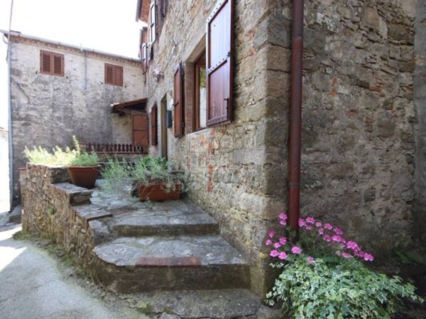 casa indipendente in vendita a Pescaglia