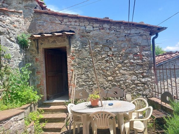 casa indipendente in vendita a Pescaglia in zona Colognora