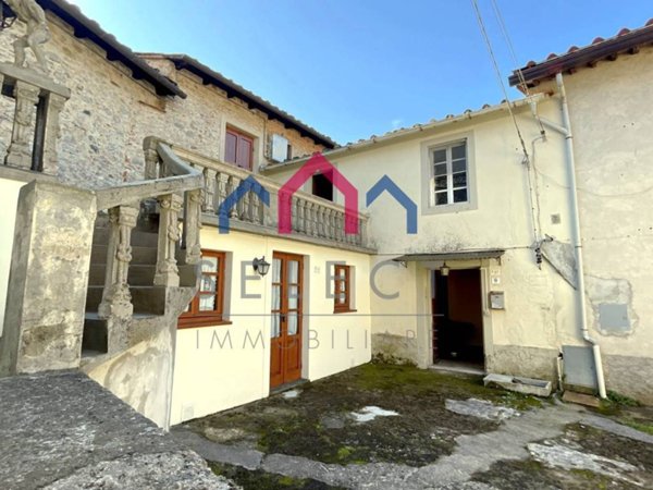 casa indipendente in vendita a Pescaglia in zona Vetriano