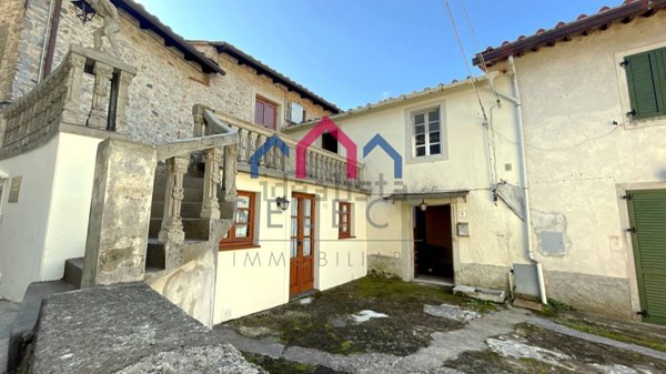 casa indipendente in vendita a Pescaglia in zona Vetriano