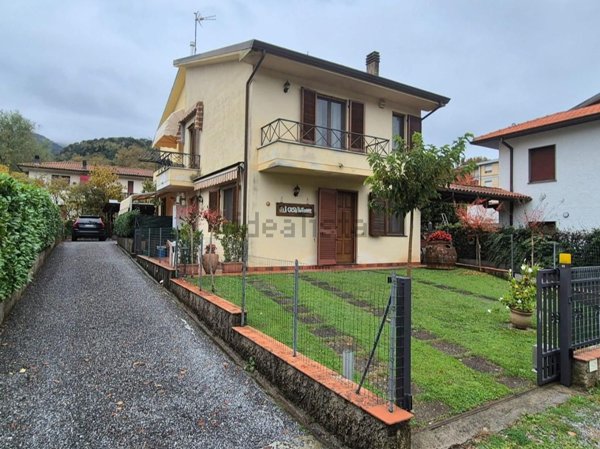 casa indipendente in vendita a Pescaglia in zona Monsagrati