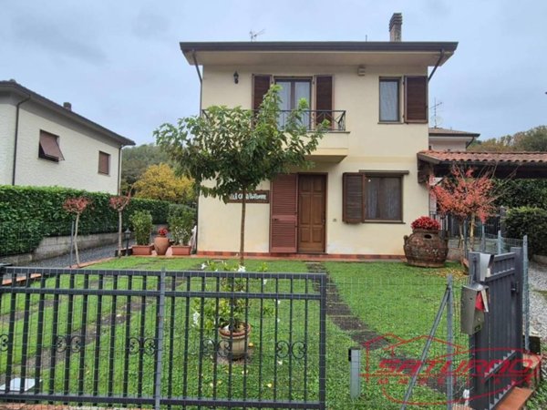 casa indipendente in vendita a Pescaglia in zona Monsagrati