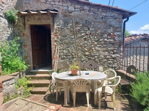 casa indipendente in vendita a Pescaglia in zona Colognora