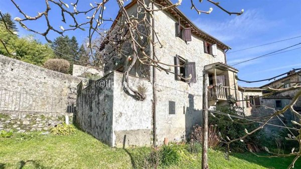 casa indipendente in vendita a Pescaglia in zona Gello