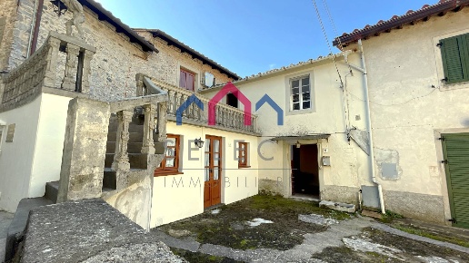 casa indipendente in vendita a Pescaglia in zona Vetriano