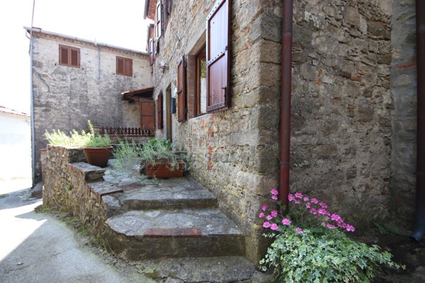 casa indipendente in vendita a Pescaglia in zona Vetriano