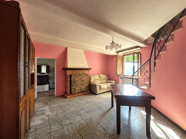 intera palazzina in vendita a Pescaglia in zona Vetriano