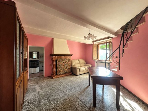 intera palazzina in vendita a Pescaglia in zona Vetriano