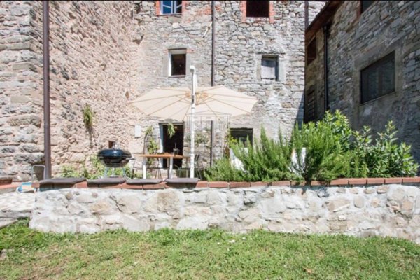 casa indipendente in vendita a Pescaglia in zona Vetriano