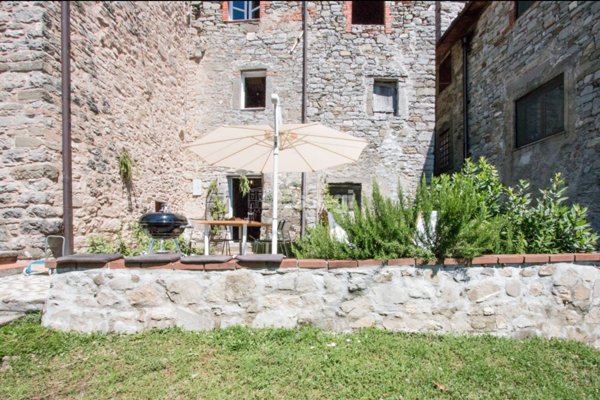 casa indipendente in vendita a Pescaglia in zona Vetriano