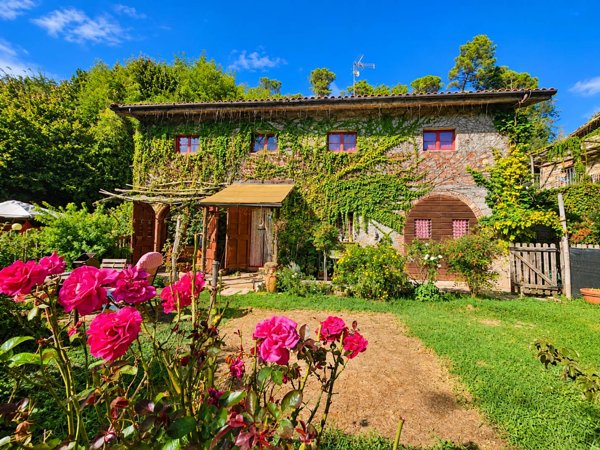 casa indipendente in vendita a Pescaglia in zona Monsagrati