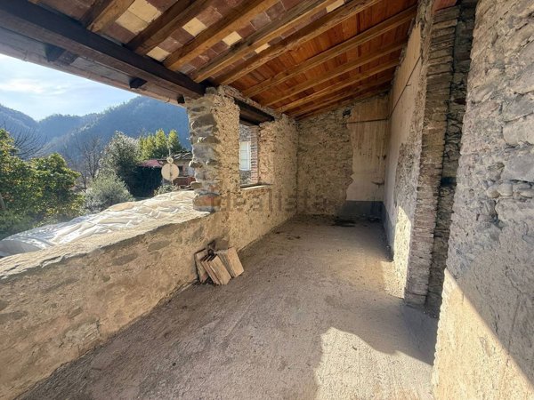 casa indipendente in vendita a Pescaglia in zona Convalle