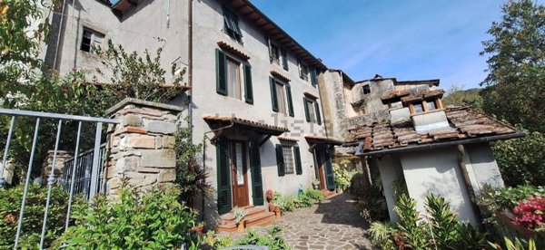 casa indipendente in vendita a Pescaglia in zona Villa a Roggio