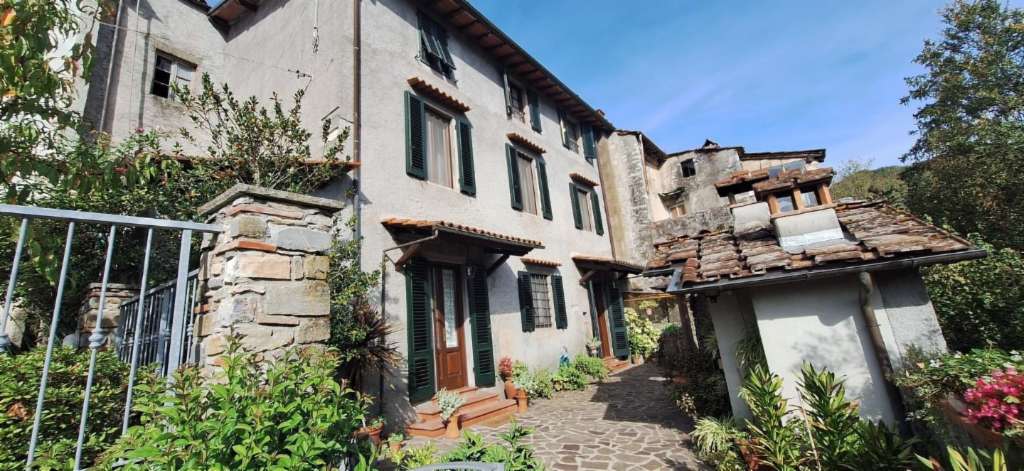 casa indipendente in vendita a Pescaglia in zona Villa a Roggio