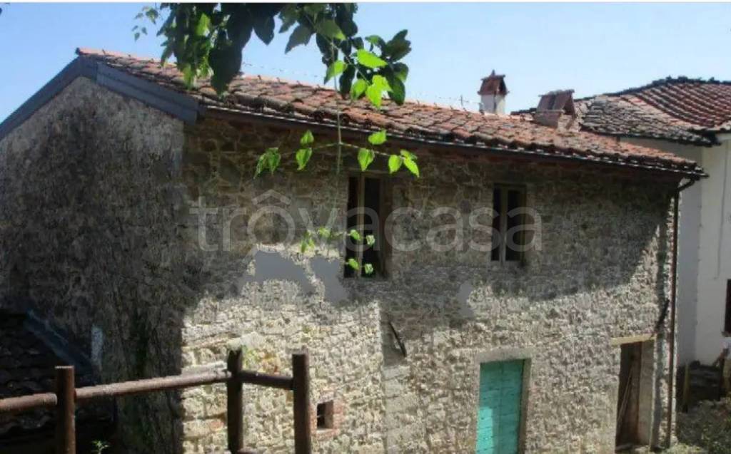 casa indipendente in vendita a Pescaglia in zona Vetriano