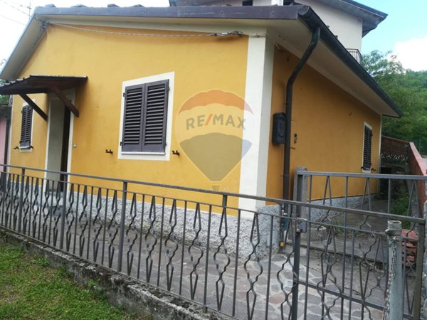 casa indipendente in vendita a Piazza al Serchio in zona Cortia