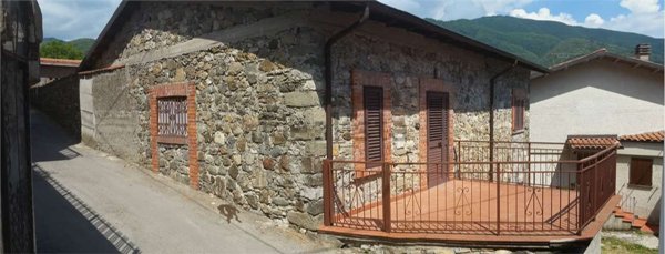 casa indipendente in vendita a Piazza al Serchio