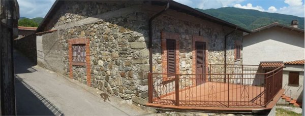 casa indipendente in vendita a Piazza al Serchio in zona San Michele
