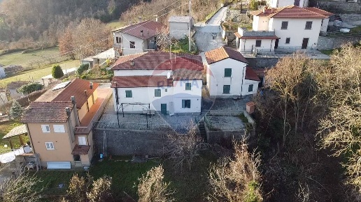 casa indipendente in vendita a Piazza al Serchio in zona Sant'Anastasio