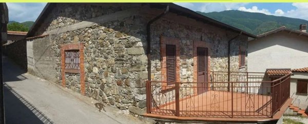 casa indipendente in vendita a Piazza al Serchio