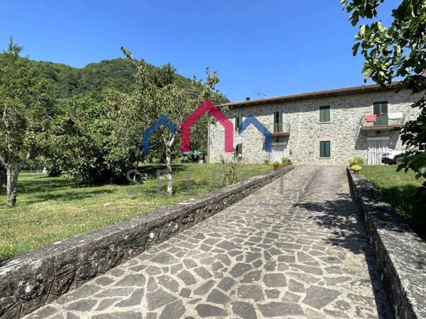 casa indipendente in vendita a Piazza al Serchio in zona Nicciano