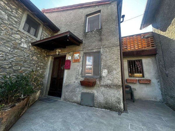 intera palazzina in vendita a Piazza al Serchio in zona Vergnano