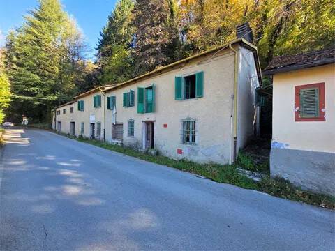 intera palazzina in vendita a Piazza al Serchio in zona Vergnano