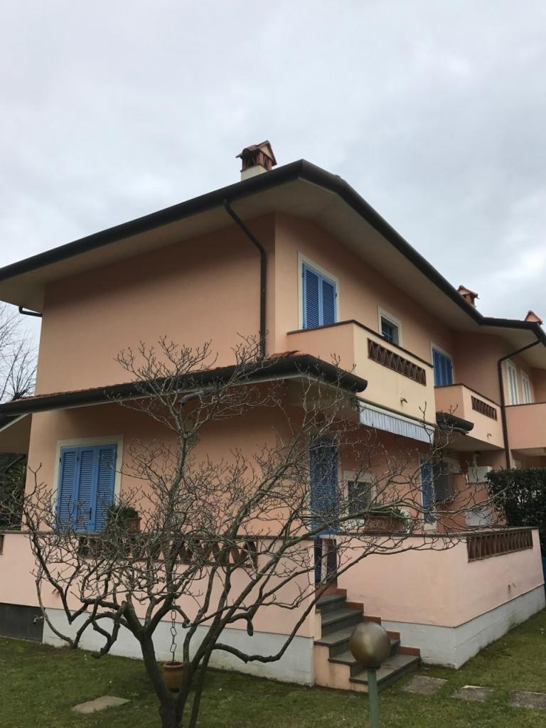 esavano in vendita a Pietrasanta in zona Vignone