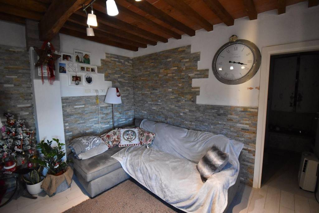 appartamento in vendita a Pietrasanta in zona Capriglia