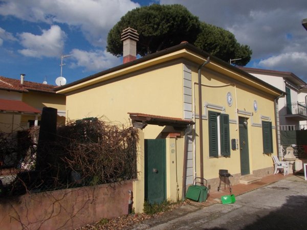 casa semindipendente in vendita a Pietrasanta in zona Tonfano