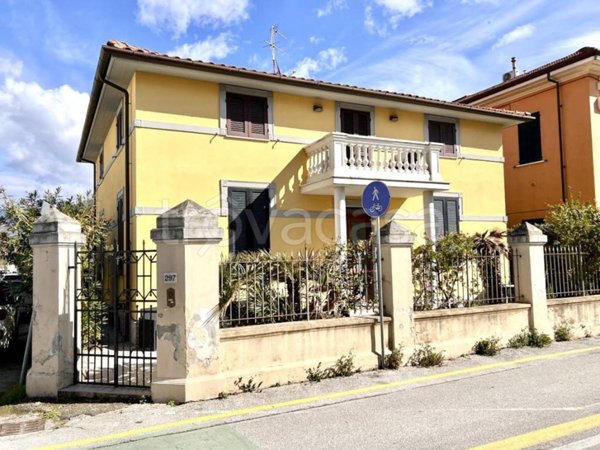 casa indipendente in vendita a Pietrasanta in zona Tonfano