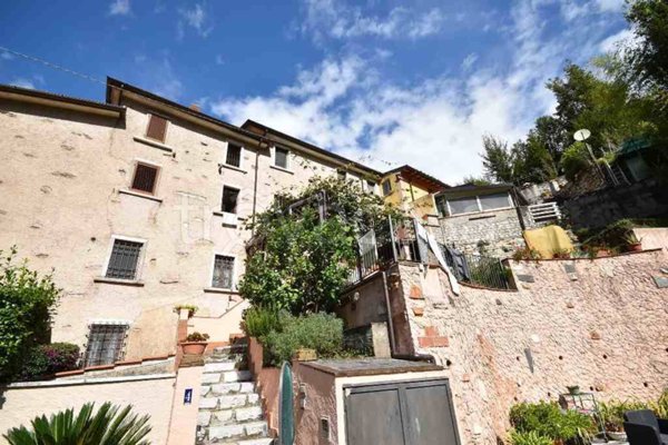 casa indipendente in vendita a Pietrasanta in zona Solaio