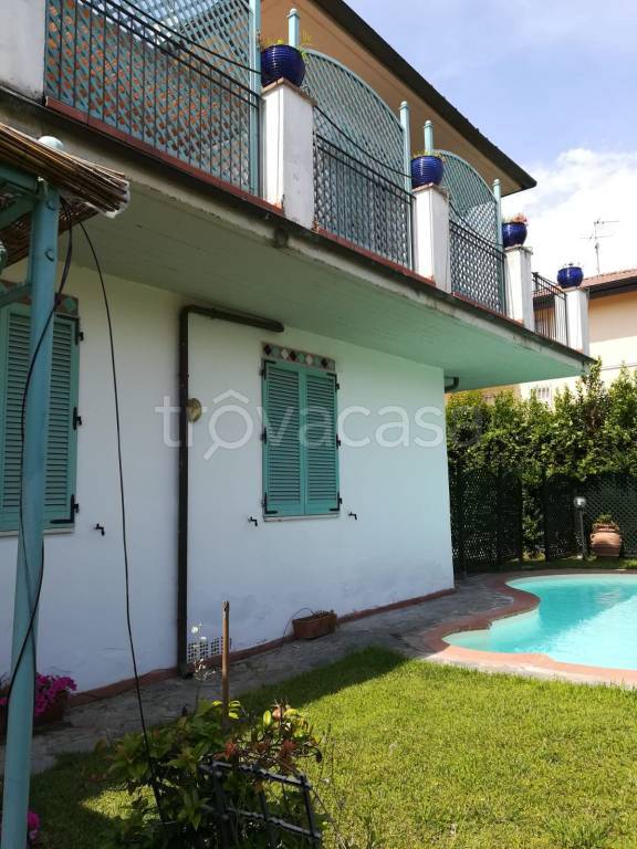 casa indipendente in vendita a Pietrasanta in zona Vignone