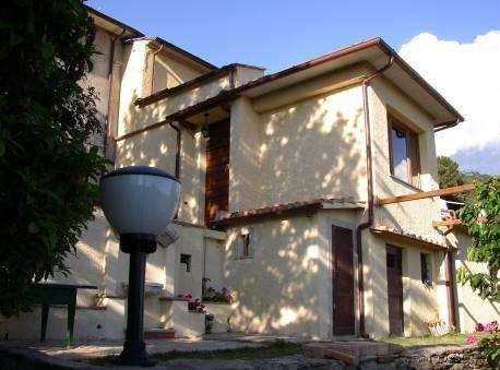 casa indipendente in vendita a Pietrasanta in zona Strettoia