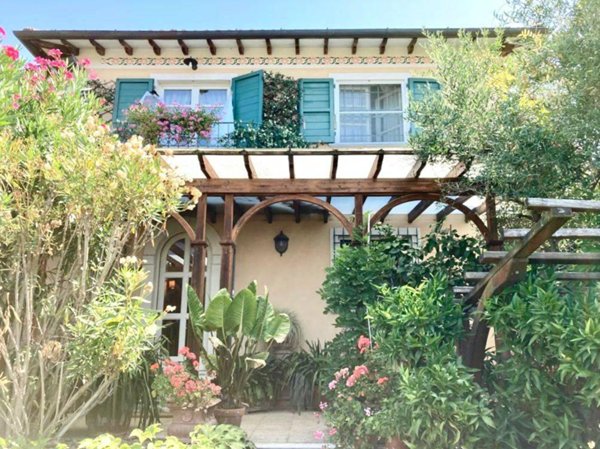 casa indipendente in vendita a Pietrasanta in zona Strettoia