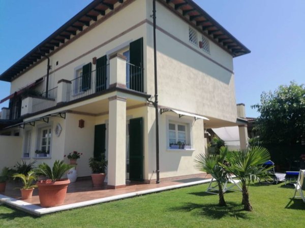 casa indipendente in vendita a Pietrasanta in zona Crociale