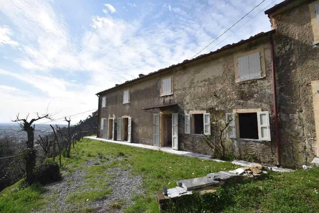 casa indipendente in vendita a Pietrasanta in zona Strettoia