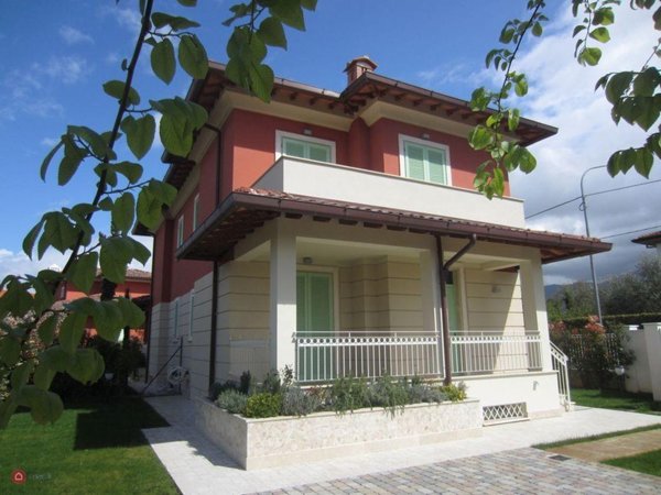 casa indipendente in vendita a Pietrasanta in zona Fiumetto