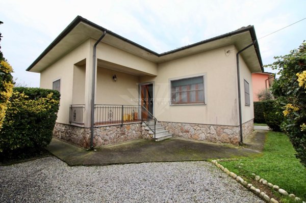 villetta a schiera in vendita a Pietrasanta in zona Marina di Pietrasanta