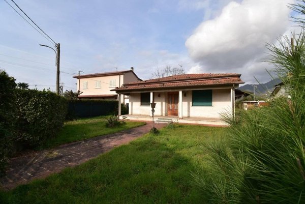 casa indipendente in vendita a Pietrasanta in zona Strettoia