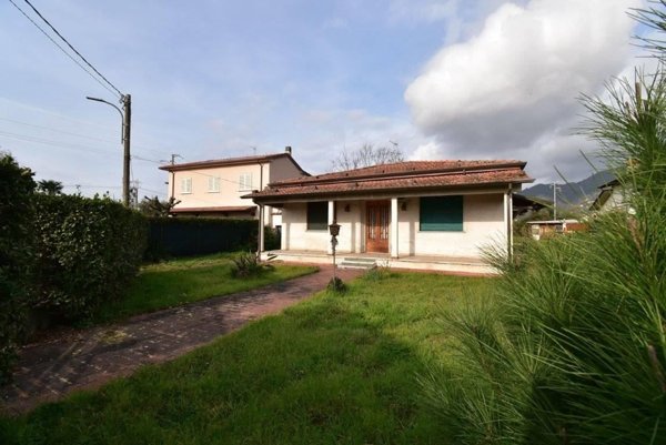 casa indipendente in vendita a Pietrasanta in zona Strettoia