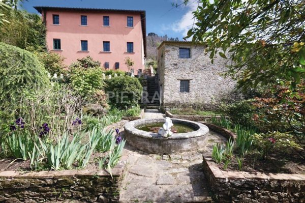 casa indipendente in vendita a Pietrasanta in zona Castello