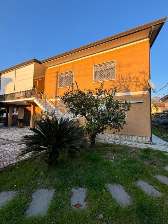 casa indipendente in vendita a Pietrasanta in zona Traversagna
