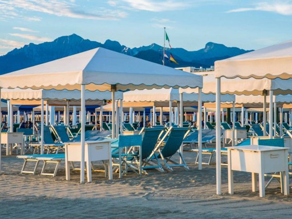 negozio in vendita a Pietrasanta in zona Marina di Pietrasanta